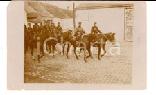 1910 ca FRANCIA Reparto a cavallo passa all'interno di un paese *Foto FP