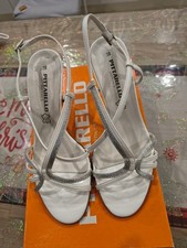 Eleganti sandali con tacco