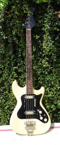 Vecchia chitarra basso