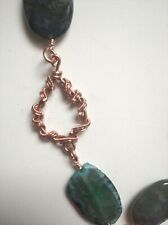 collana con pietre dure naturali nei toni del verde, elementi in rame