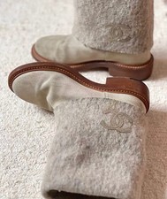 Stivali Chanel ricamati logo