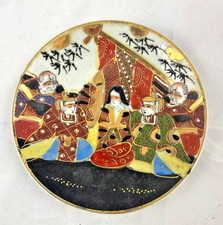 Piatto giapponese Satsuma dipinto a mano scene nobiliari oro e smalti firma Niho