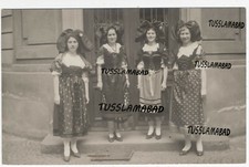 Hübsche Frauen mit Trachten