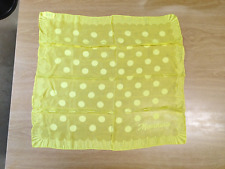 Foulard giallo a pois Moschino. In viscosa e seta. Cm 60 X 65 circa.