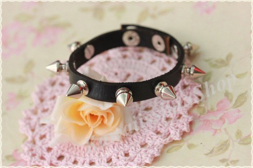 Bracciale pelle nero borchie