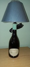 lampada da tavolo fatta con bottiglia di Vino Baron De L