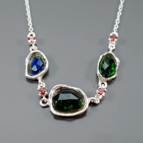 Collana con pietre preziose