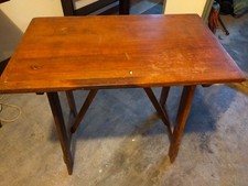 tavolo ricostruito in legno di