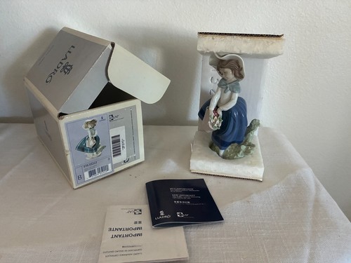Lladro pretty pickings girl - "pretty,