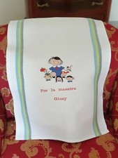 Si realizzano strofinacci personalizzati, come regalo alle maestre.