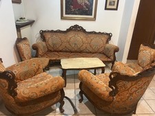 salotto da interno con divano, due poltrone, due poltroncine e tavolino 