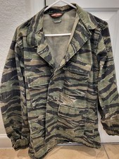 Top stile militare mimetico