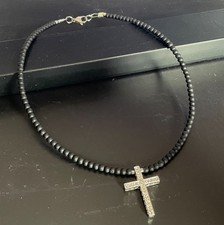 Collana con croce di pietre