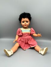 Vecchia bambola in plastica