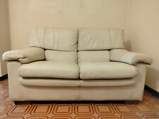 Divano due posti in pelle color panna, larghezza 150 cm.