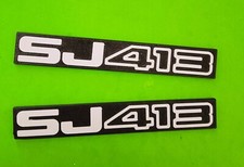 2 TARGHETTE LATERALI SJ413 SUZUKI SAMURAI SANTANA SJ 413 STEMMA FREGIO SCRITTA