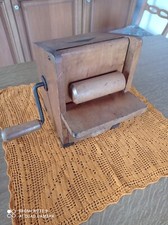 grattugia d'epoca in legno a manovella