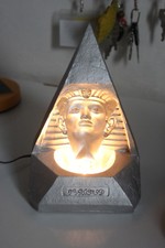 Luce alogena da tavolo Piramide volto Sfinge PLUSTRON arredo egitto