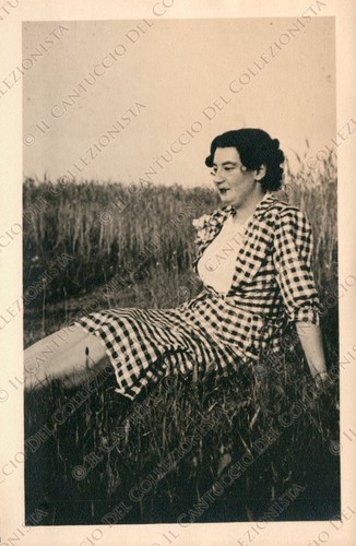 Signora seduta prato - seduta,