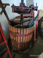 Torchio, pigiatrice/diraspatrice, botte, tappatrice TUTTO per vinificare