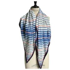 CHANEL Foulard plié en soie