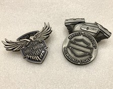 Coppia di Pin Commemorative Harley-Davidson - da Collezione