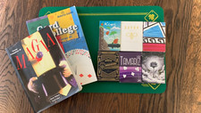 Set di magia comprendente tappetino in omaggio, due libri e sei mazzi di carte