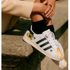 Sneaker basse Adidas personalizzate Superstar girasole e ape miele donna taglia 6,5