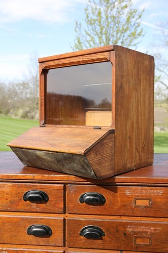 Antico banco negozio dispenser