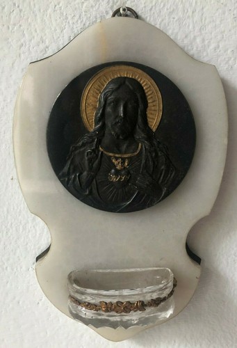 Antica acquasantiera con