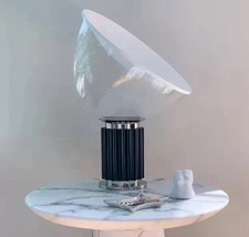 Lampada da tavolo in vetro di