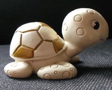 PICCOLA TARTARUGA DI MARE CON GUSCIO PALLONE DA CALCIO