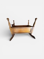 Antica bambola culla a dondolo