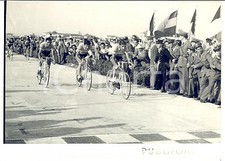 1955 ca CICLISMO GIRO D'ITALIA Arrivo squadra BIANCHI con Fausto COPPI *Foto