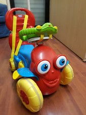 macchina giocattolo per bambini con pulsanti che premendoli  emettono suoni