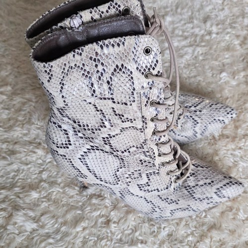 Stivaletti stiletto stringati