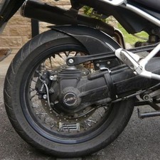 Moto Guzzi Breva Griso Norge 1200 Sport abbraccio ruota posteriore