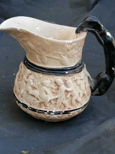 Antica brocca ceramica rilievo