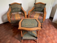 Salottino giardino/terrazzo in midollino 2 poltrone con cuscino e un tavolino.