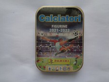 TIN BOX 8 BUSTINE FIGURINE STICKERS - CALCIATORI PANINI 2021/2022 - LEGGI