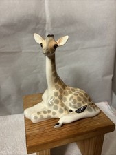 Statuina giraffa da riposare