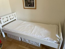 lettino per bambini IKEA bianco con doghe e materasso