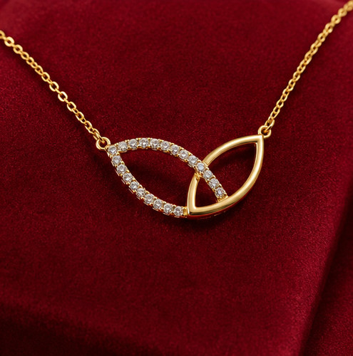 Collana con ciondolo foglia