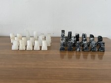 Set Di Scacchi Orientali In Onice Bianco E Grigio