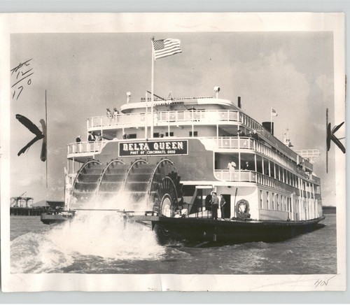 Old riverboat sternwheeler - old,