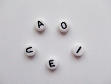 100pz perline Alfabeto/ lettere in acrilico 5 vocali colore bianche 7x4mm