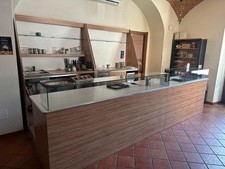 Bancone bar completo di attrezzature + mobile vetrina appoggio stoviglie e varie