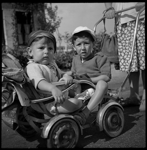 Deux piccoli ragazzi nel una - piccoli,
