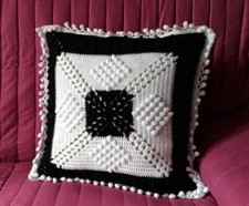 Cuscino in lana all'uncinetto