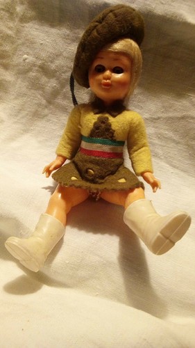 Bambola antica vintage vestita